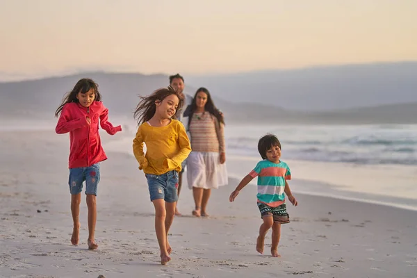 Familia Feliz Corriendo Playa Del Océano —  Fotos de Stock