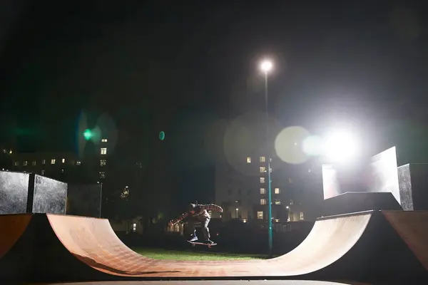 Homem Jovem Skate Rampa Parque Skate Noite — Fotografia de Stock