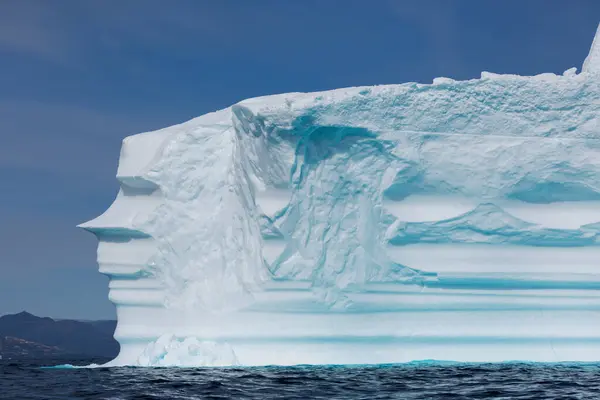 Величественное Образование Айсбергов Солнечном Океане Гренландия — стоковое фото