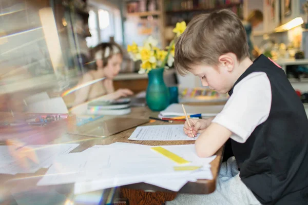 食卓で宿題をする少年 — ストック写真