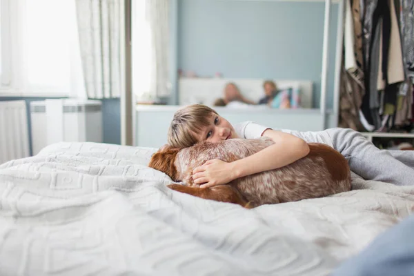 Portret Schattig Jongen Knuffelen Hond Bed — Stockfoto