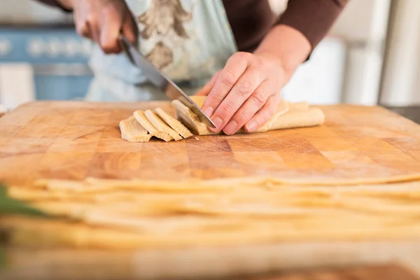 Close Vrouw Snijden Vers Zelfgemaakt Deeg Snijplank — Stockfoto