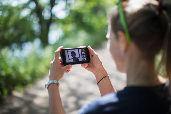 Perempuan Video Chatting Dengan Teman Teman Layar Telepon Pintar Taman — Stok Foto