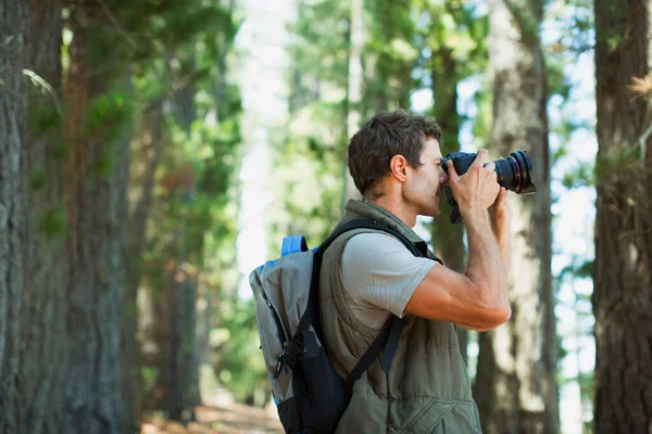 Man Met Digitale Camera Het Bos — Stockfoto