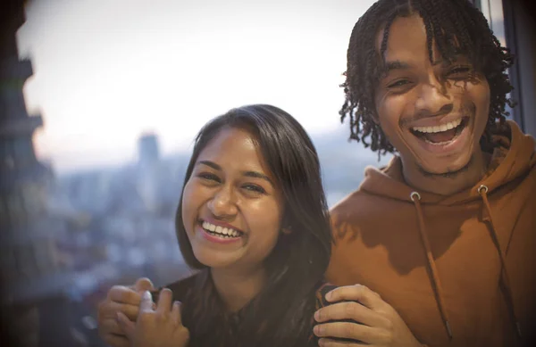 Retrato Feliz Joven Pareja Riendo Ventana — Foto de Stock