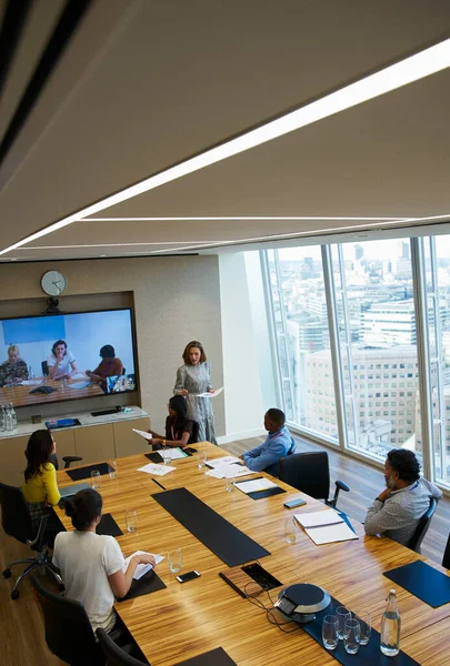 Videoconferencia Empresarios Sala Conferencias — Foto de Stock