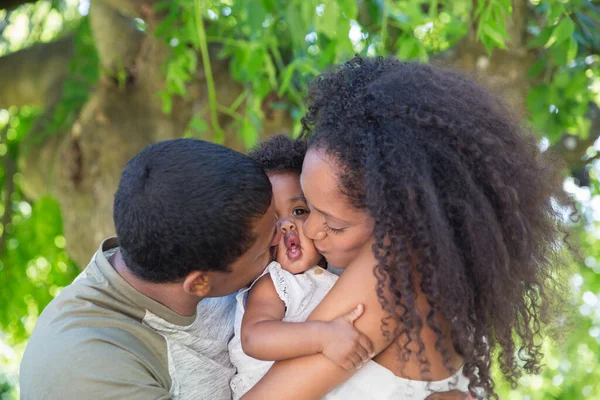 Liefhebbende Ouders Zoenen Peuter Dochter Onder Boom — Stockfoto