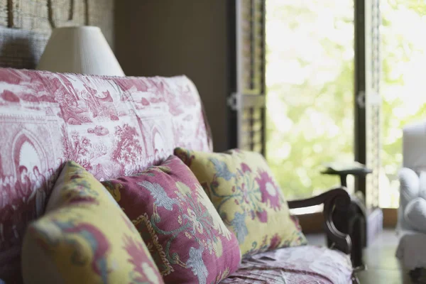 Oreillers sur canapé à la maison moderne de luxe — Photo de stock