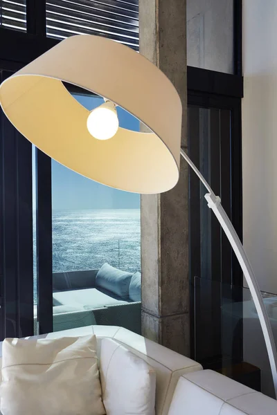 Lampada sopra divano a casa moderna di lusso — Foto stock