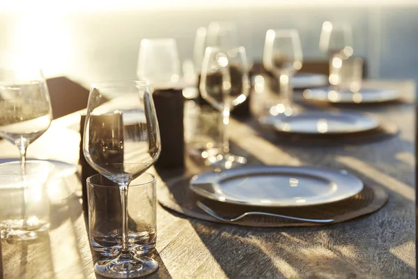 Verres et assiettes vides sur la table — Photo de stock