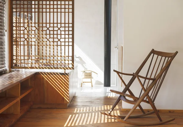 Stores projetant des ombres dans la chambre moderne — Photo de stock