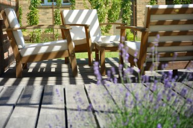 Provence stili çay saati lavanta çiçek tarafından çevrili modern Arka Bahçe Teras