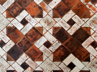 Eski zemin. Farklı şekil ve renk döşeme arka plan scuffed