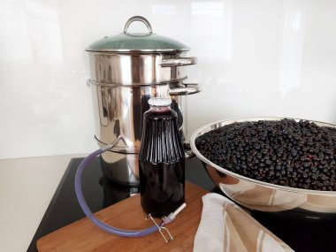 Siyah frenk üzümü suyu yapımı Buhar meyve sıkacağı pot mutfak tarafından