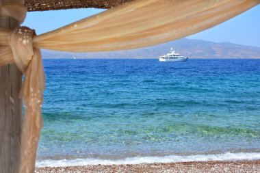 Beyaz deniz manzaralı plaja gemisiyle