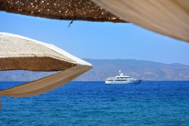 Beyaz deniz manzaralı plaja gemisiyle