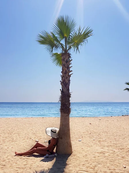 Una Mujer Con Sombrero Paja Blanco Sentada Bajo Palmera Playa — Foto de Stock