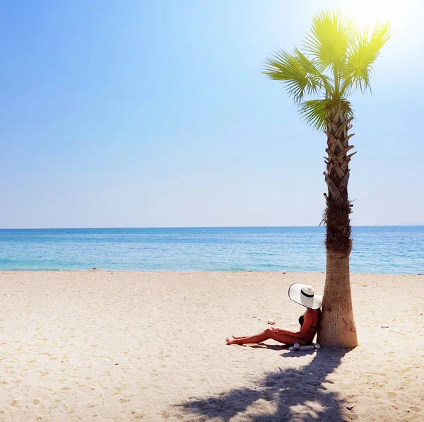 Una Mujer Con Sombrero Paja Blanco Sentada Bajo Palmera Playa — Foto de Stock