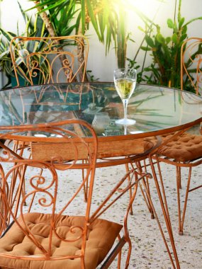 retro tarzı paslı metal masa üzerinde beyaz şarap cam