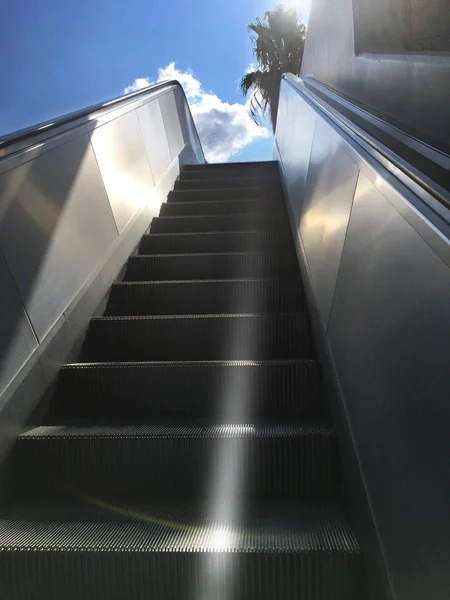 Escaleras Mecánicas Que Conducen Cielo Brillante Concepto Éxito —  Fotos de Stock