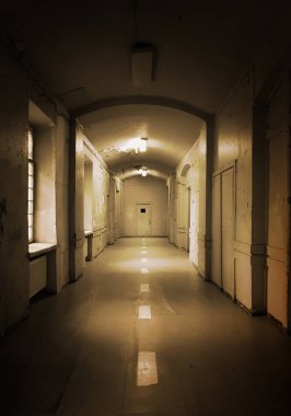 Vintage rustik sıcak ışıklı tünel ileri sonunda kapıyı önde gelen beyaz noktalı çizgi ile