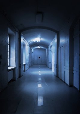 Vintage rustik mavi ışıklı tünel ileri sonunda kapıyı önde gelen beyaz noktalı çizgi ile