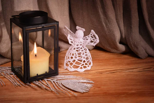 Decorações Natal Fundo Madeira Anjo Crochê Branco Lanterna Vela Pena — Fotografia de Stock