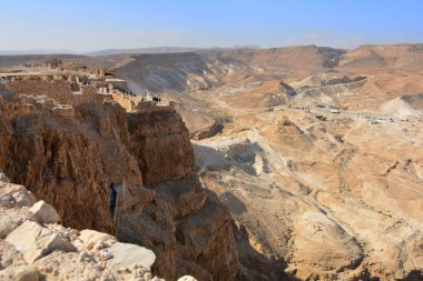 Panoramik Judean desert ve dağlardan Masada kale kalıntıları, İsrail