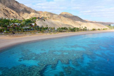 Panoramik manzaralı dağlar ve mercan kayalığı Kızıldeniz, İsrail, Eilat içinde