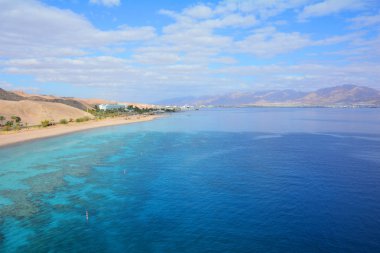 Panoramik manzaralı dağlar ve mercan kayalığı Kızıldeniz, İsrail, Eilat içinde