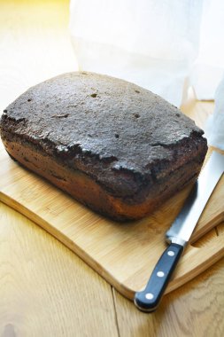 Çavdar ekmeği ahşap bir masa üzerinde bir somun