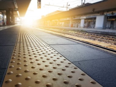 Tren istasyonu platformunda kör yer karoları