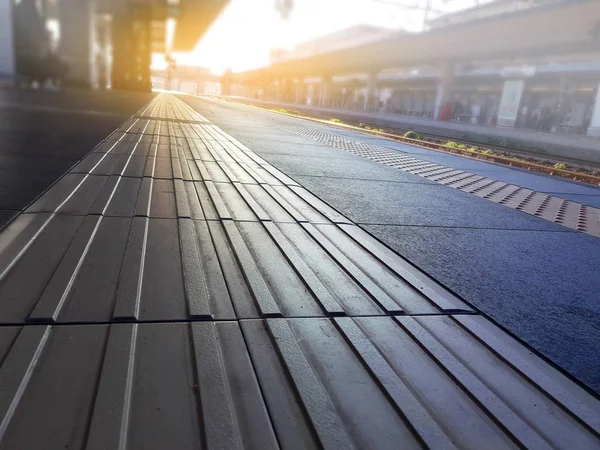 Pavimentos ciegos en la plataforma de la estación de tren — Foto de Stock
