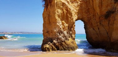 Güzel manzara: sahilde turkuaz Atlantik okyanusunda kayalıklar