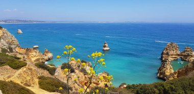 Güzel manzara: Lag yakınlarındaki turkuaz Atlantik okyanusunda kayalıklar