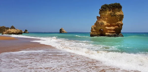 Beautiful landscape: cliffs in turquoise Atlantic ocean on the b — Stock Photo, Image