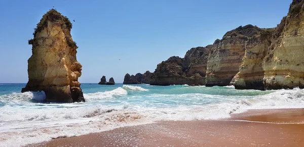 Hermoso paisaje: acantilados en el océano Atlántico turquesa cerca de bea Imagen De Stock