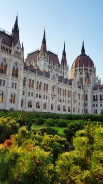 Budapeşte, Macaristan'da güzel parlamento binası. Yan görünüm