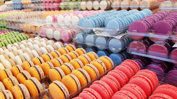 Macarons colorés sur le comptoir de la confiserie — Photo