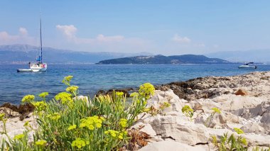 Plajdan Hırvatistan'ın Trogir yakınlarındaki Adriyatik denizine manzara
