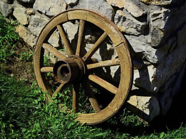 Arabayı üzerinden unutulan tahta tekerlek