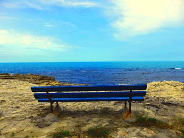 Güzel deniz manzaralı uçurumdaki izole bir tezgah.