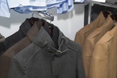 Mağazada şık erkek kıyafetleri, şık takım elbiseler, centilmen tarzı, sonbahar gelinliği.