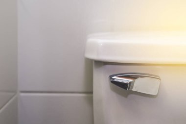  Tuvalet metali vana kolu gri beton duvarda izole edilmiş.