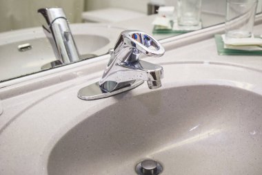 Çelik metal su musluğu kapağının yakın plan fotoğrafı.