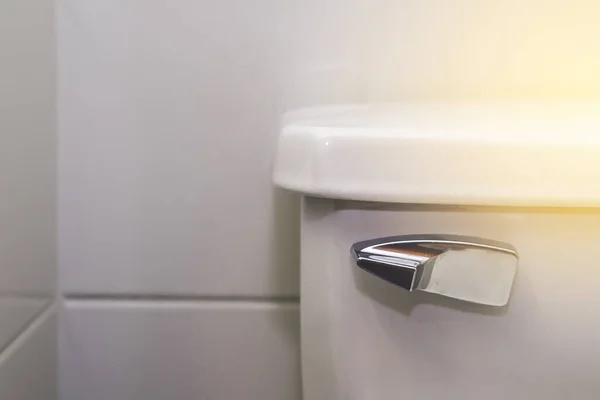  Tuvalet metali vana kolu gri beton duvarda izole edilmiş.