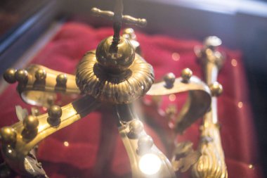 Güzel Kraliçe ve Kral Luxury 'nin gösterişsiz görüntüsü Altın Mücevher tacını takıyor