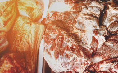 Çiğ et yakında. Mağaza vitrini. Kasap görüntüsü. Et dilimi, Bee.