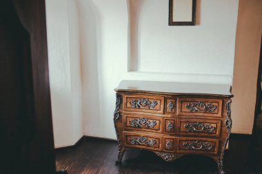 Antika eski oda mobilyalarının eski kraliyet imajı. Kahverengi lüks