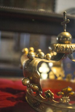 Güzel Kraliçe ve Kral Luxury 'nin gösterişsiz görüntüsü Altın Mücevher tacını takıyor